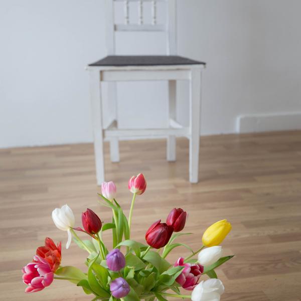 Blumen und Stuhl